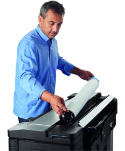 Mand der bruger HP DesignJet plotter