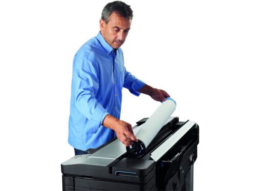 Mand der bruger HP DesignJet plotter